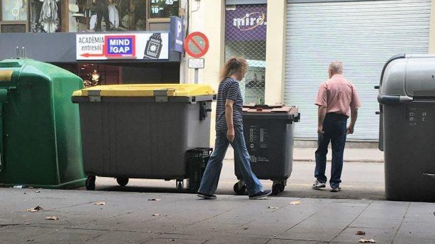 Contenidors en un carrer de Manresa; el d&#039;orgànica és marró i gris