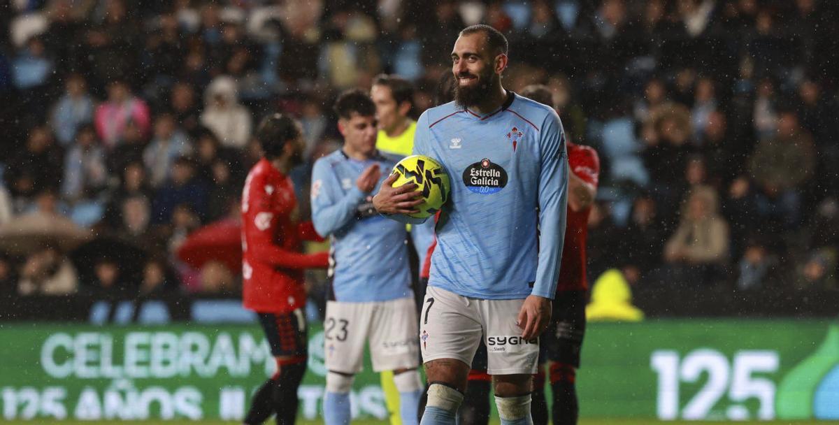 Borja Iglesias, que ayer recibió el Trofeo Manuel de Castro, se prepara para lanzar el penalti. | JOSE LORES
