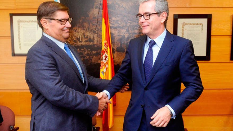 El rector Julio Abalde y el presidente de Inditex, Pablo isla.