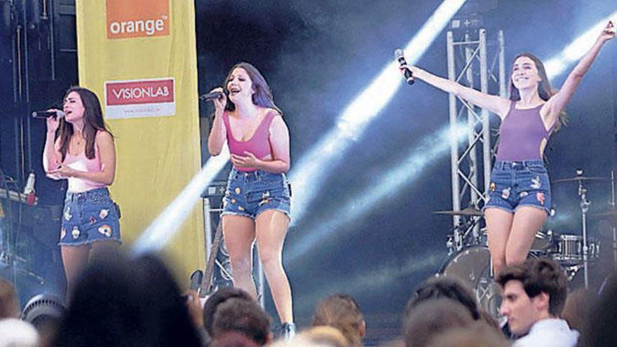 Un momento del festival de ayer en la playa de Samil. // J. Lores