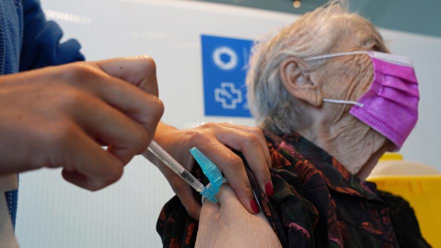 Archivo - Una mujer se vacuna contra el coronavirus