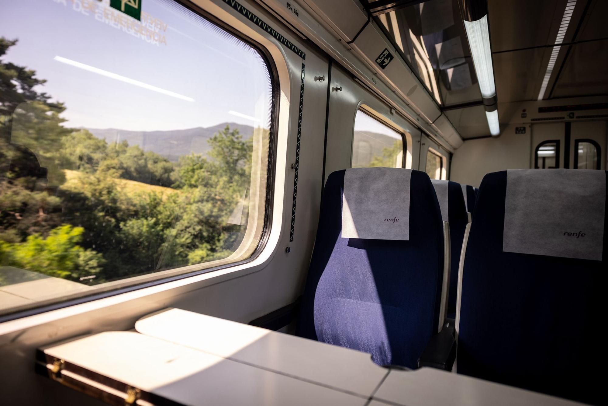 En imágenes | Así ha sido el viaje inaugural del Canfranero en su vuelta a la actividad tras las obras de remodelación de la línea