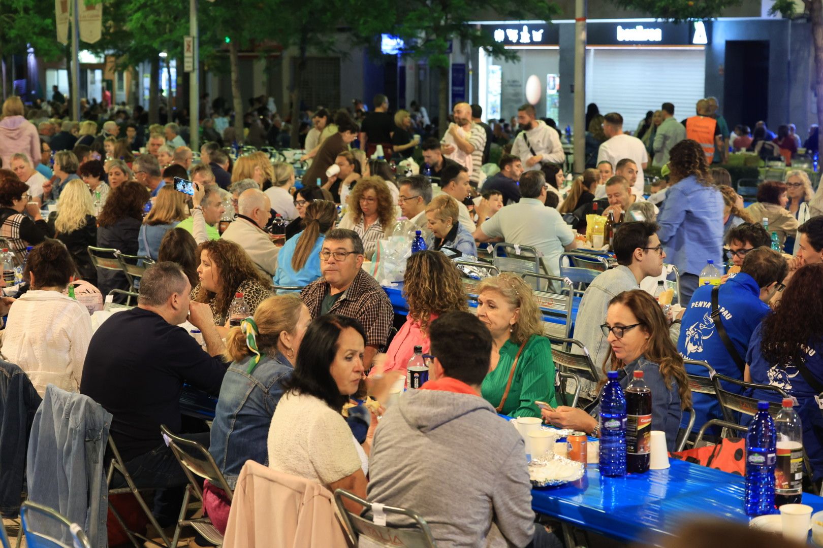 Búscate en la galería de fotos del 'sopar de pa i porta' en las fiestas de Almassora