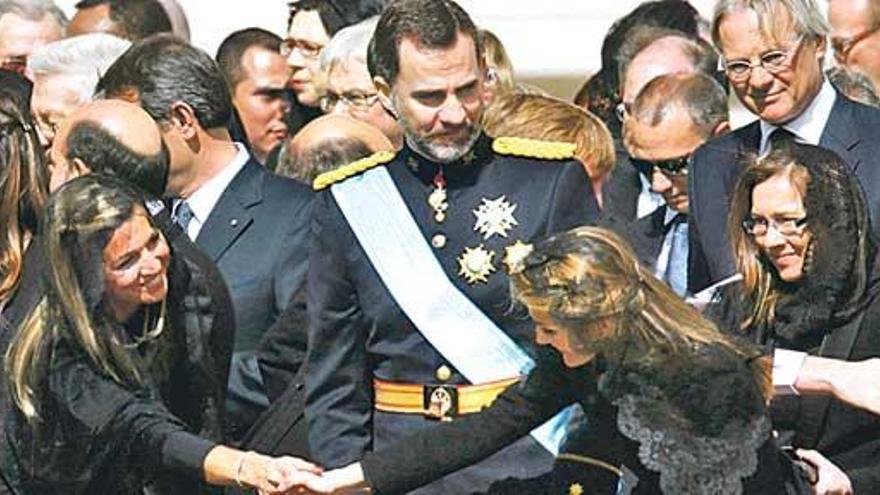 Doña Letizia (d.) saluda a Máxima Zorreguieta, esposa del príncipe heredero de Holanda, en presencia de don Felipe, el pasado martes, en Roma. // Efe