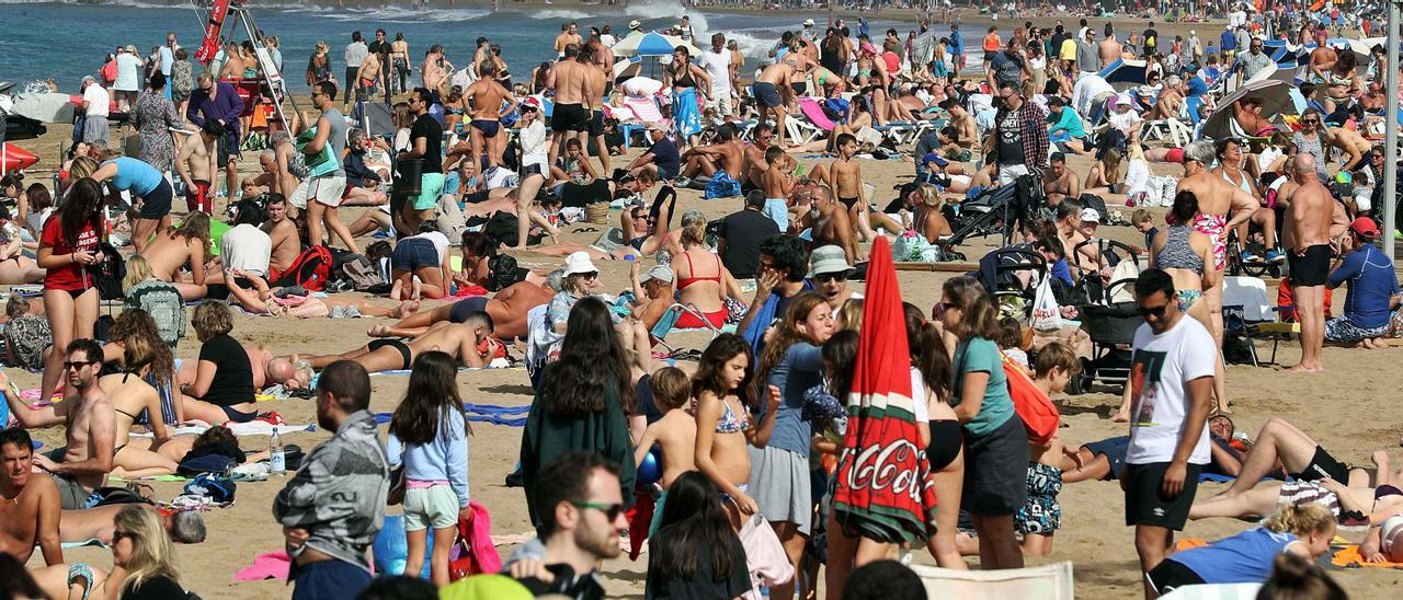 Una playa canaria antes de que la pandemia redujera a prácticamente cero la actividad turística. | |