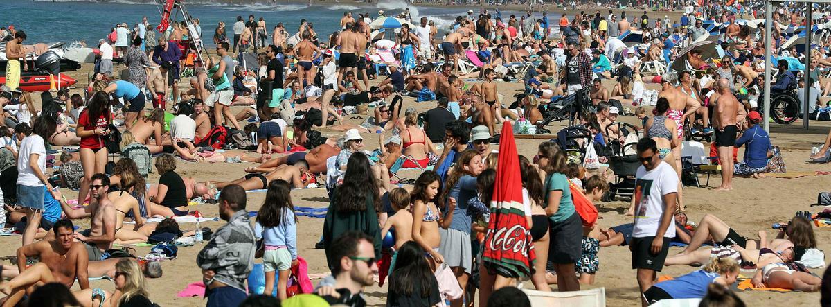 Una playa canaria antes de que la pandemia redujera a prácticamente cero la actividad turística. | |