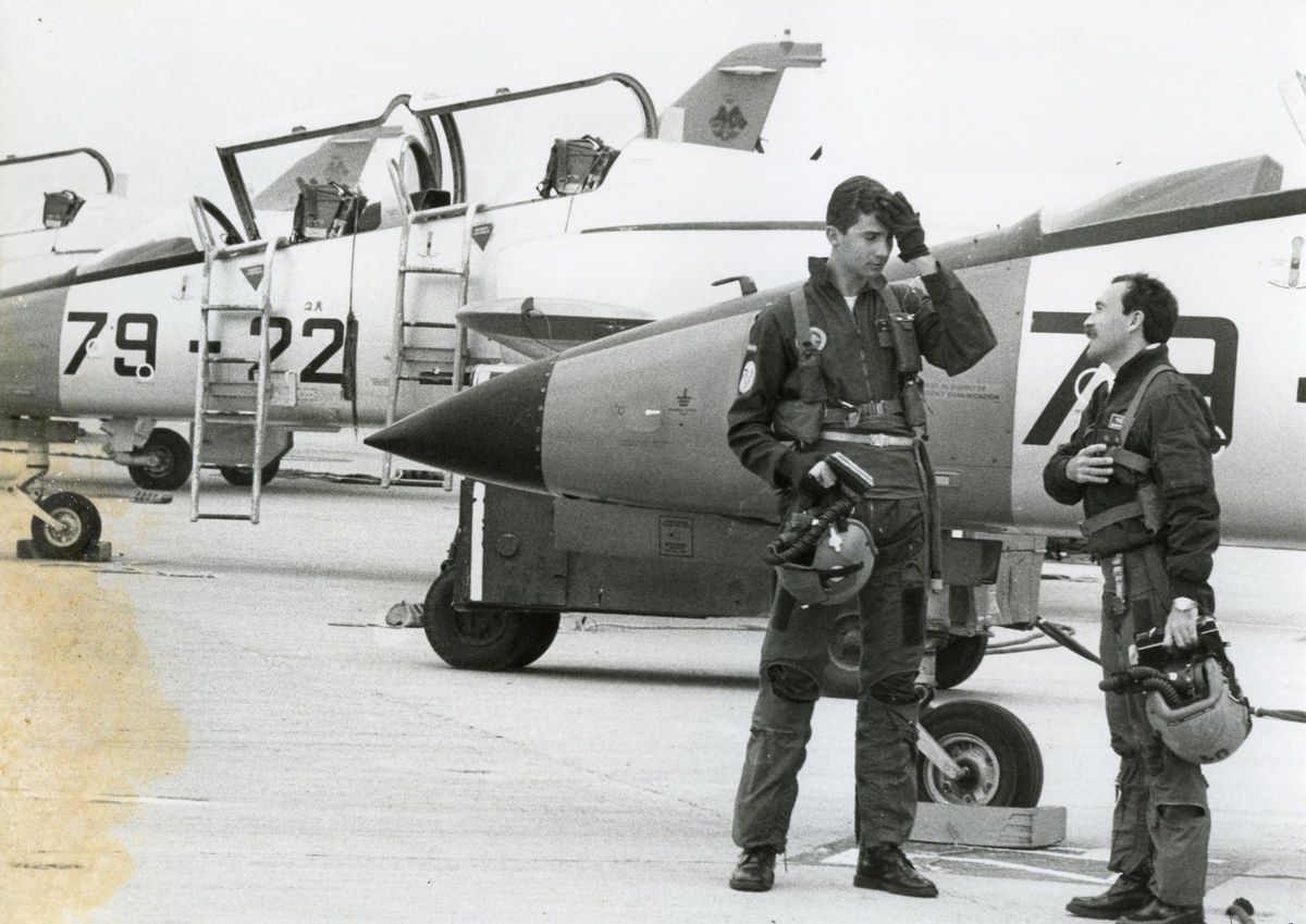 Don Felipecomenta con su monitor las incidencias del vuelo.1988.