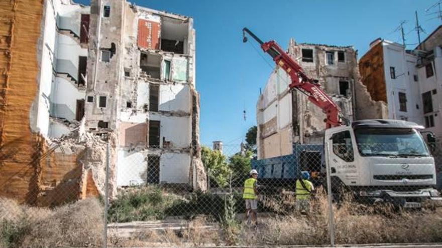 Las máquinas ya han iniciado la demolición en los edificios de El Partidor.