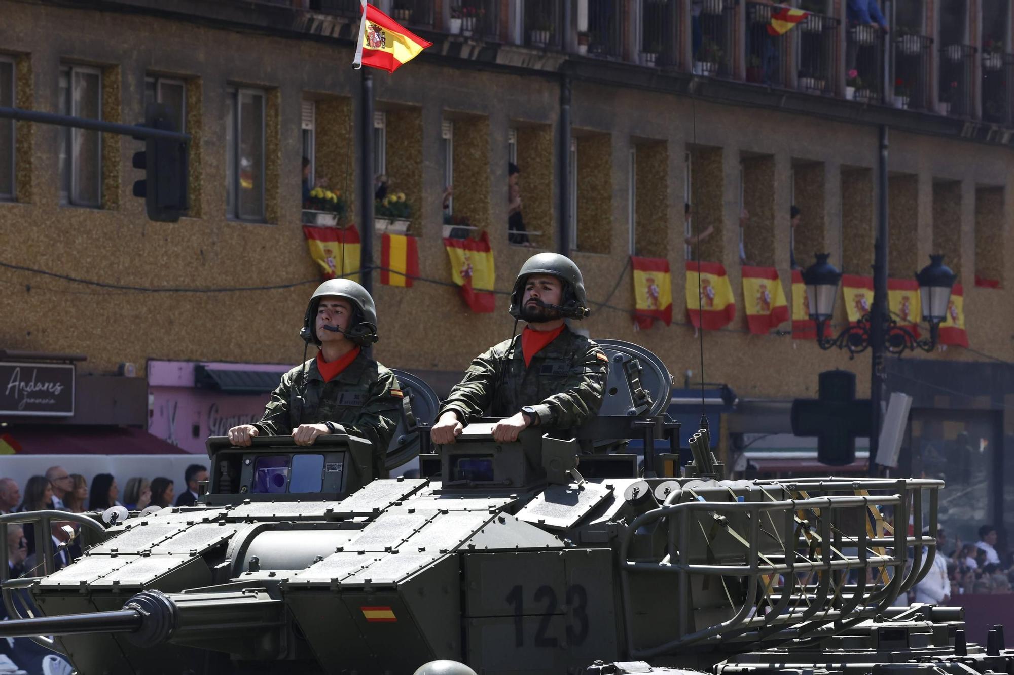 EN IMÁGENES: Así fue el multitudinario desfile en Oviedo por el Día de las Fuerzas Armadas