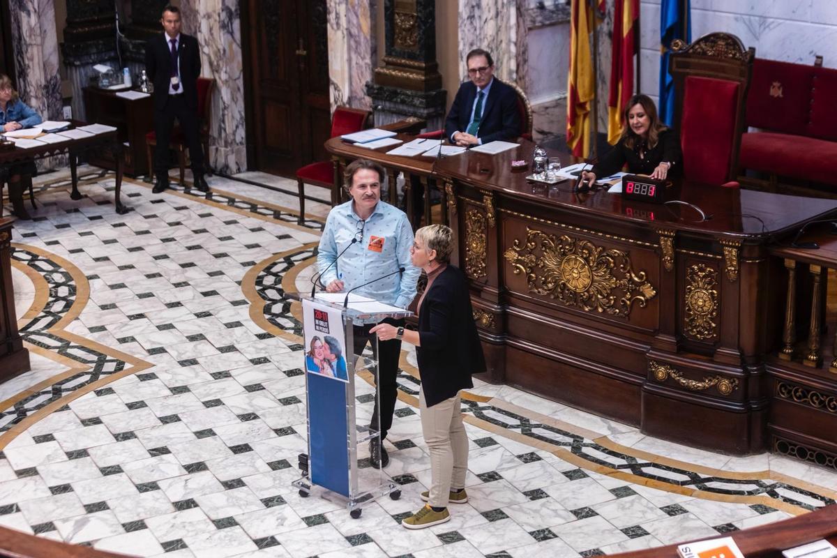 Robles abordó el atril para expresar su queja antes de la suspensión del pleno