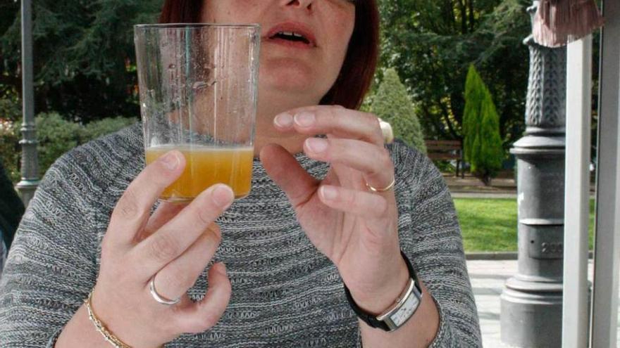 Cristina Castaño, con un vaso de sidra.