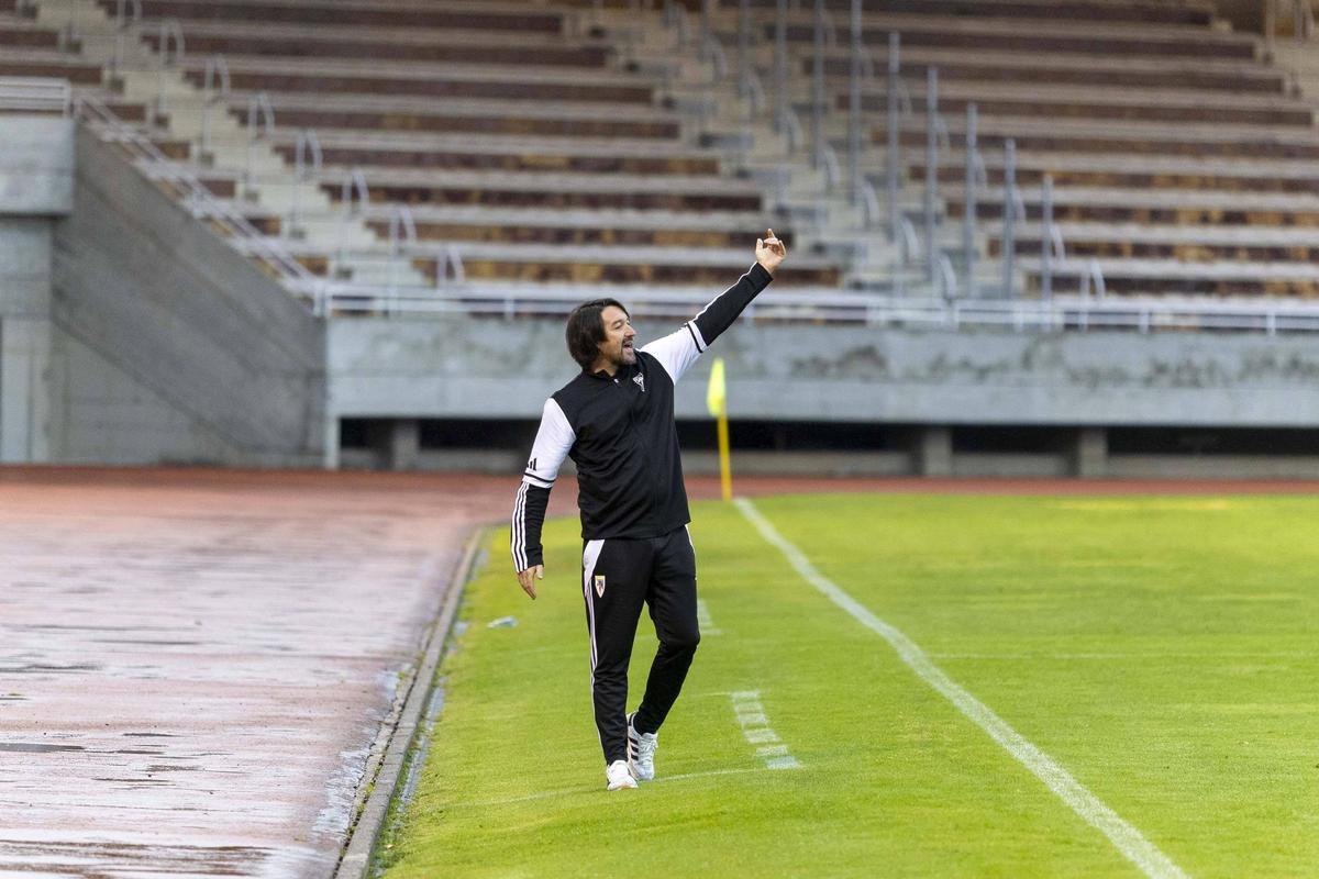 Secho Martínez dirige un partido de la SD Compostela desde la banda de San Lázaro.