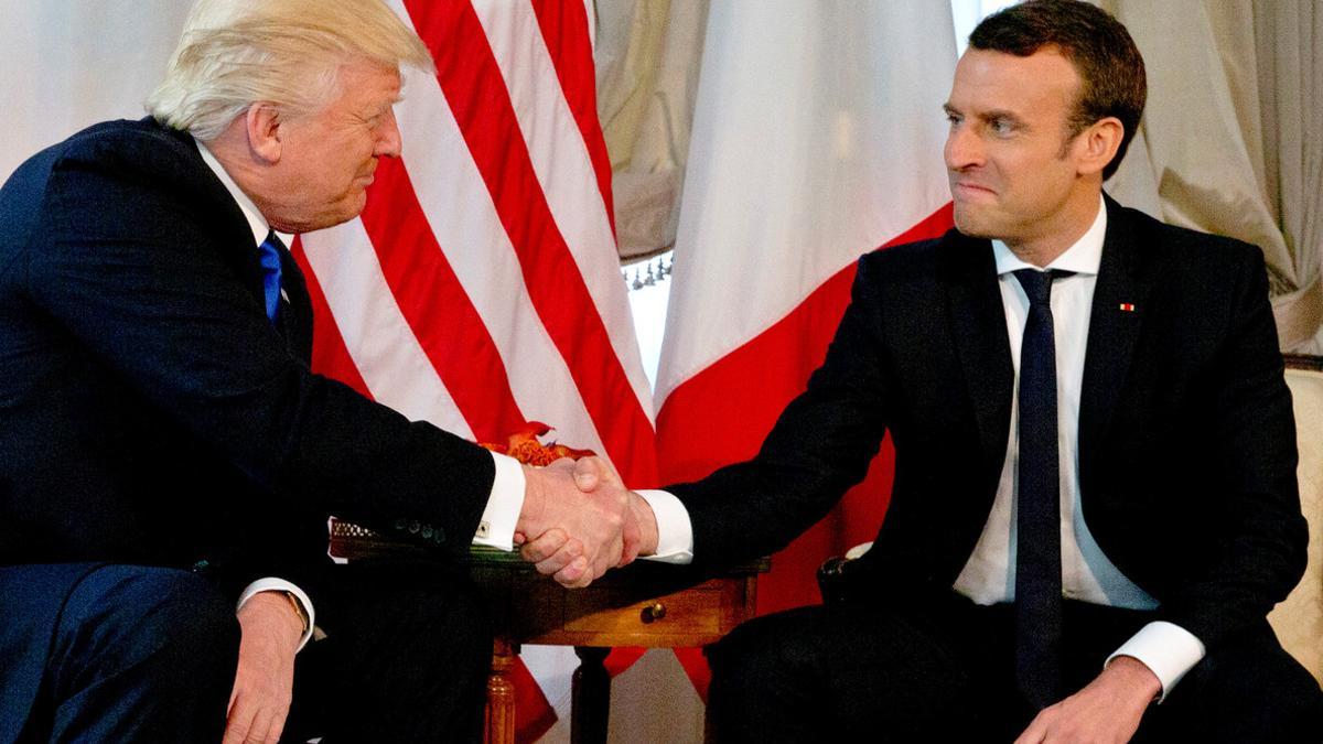 Trump y Macron se miran durante el estrecho apretón de manos que han protagonizado, el jueves en Bruselas.