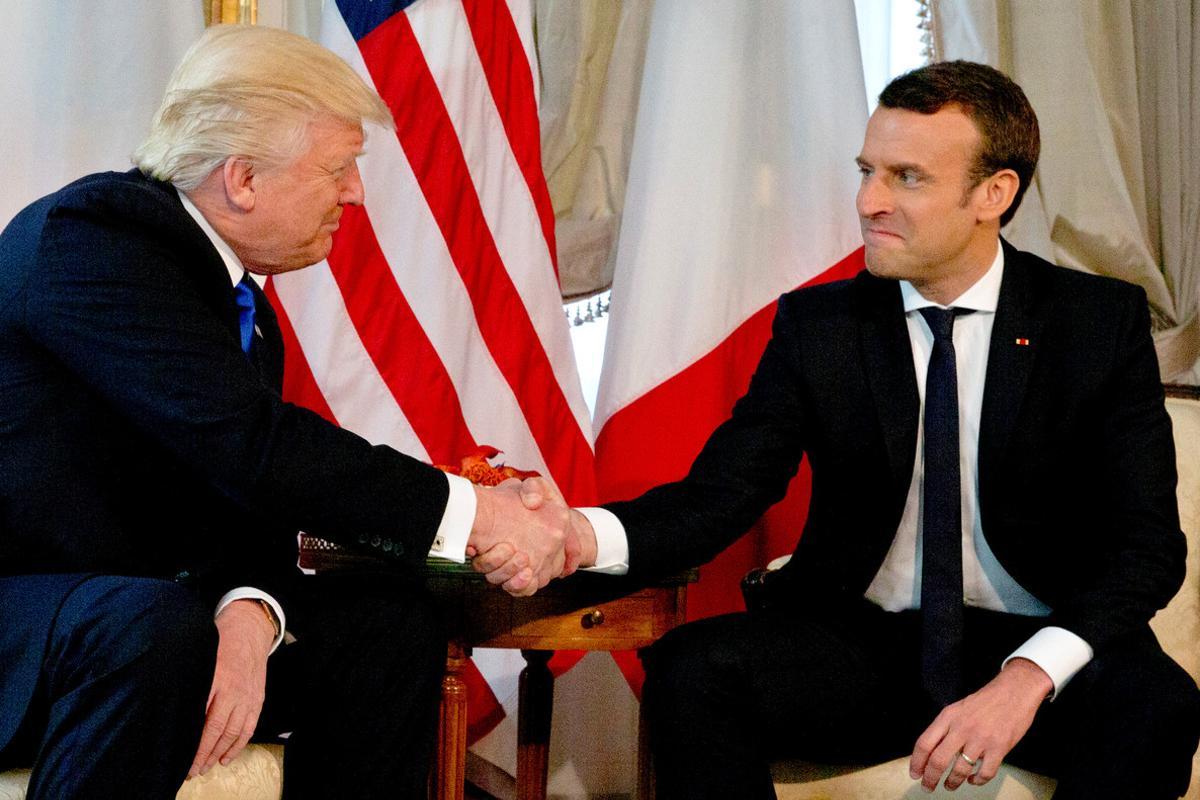  Trump y Macron se miran durante el estrecho apretón de manos que protagonizaron en la cumbre de la OTAN en Bruselas.