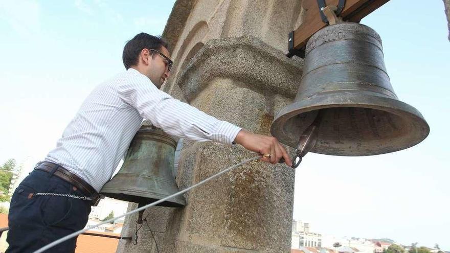 Bendición, ayer, de las campanas de la capilla de Santa María. // Rafa Vázquez