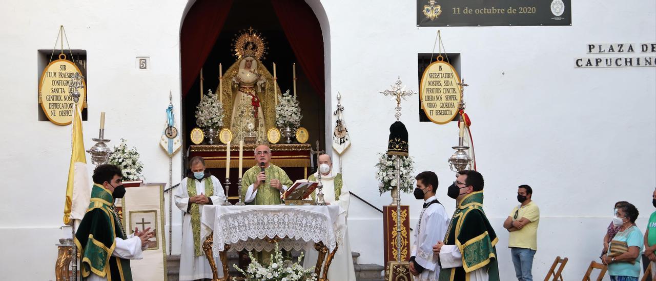 Misa al aire libre presidida por la virgen de la Paz en Capuchinos, en una edición anterior.