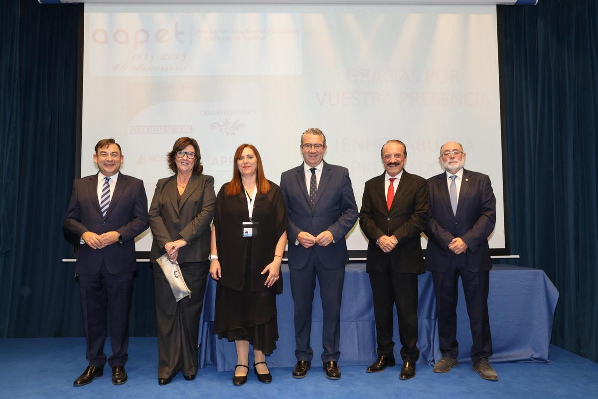 Fotografía de los premiados y representantes de premiados que acudieron a recoger el galardón.