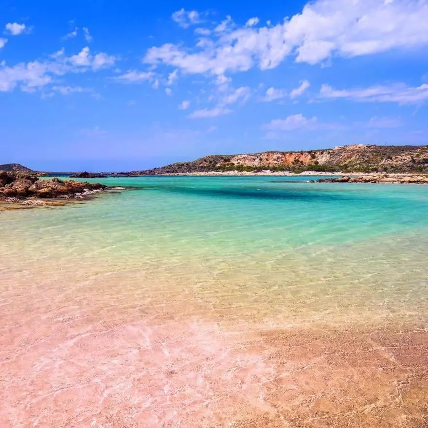 La playa de arena rosa que ha conquistado a viajeros de todo el mundo