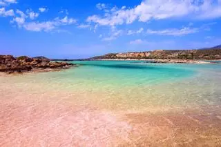 La playa de arena rosa que ha conquistado a viajeros de todo el mundo