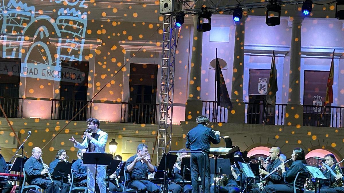 Paco Arrojo llena la plaza de España de Badajoz con la Banda Municipal de Música, dentro de la programación de ‘La Ciudad Encendida’.