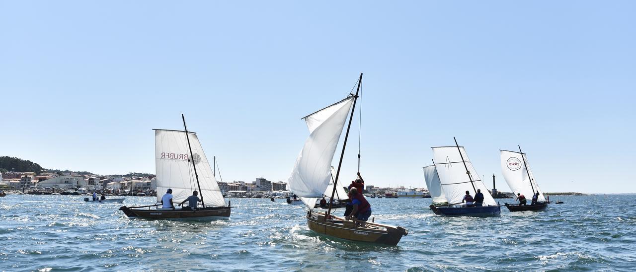 Embarcaciones participantes en la “Regata dos Faros”; una de las pruebas puntuables para la Copa Mörling que se disputó en aguas de O Grove. |   //  PACO LUNA