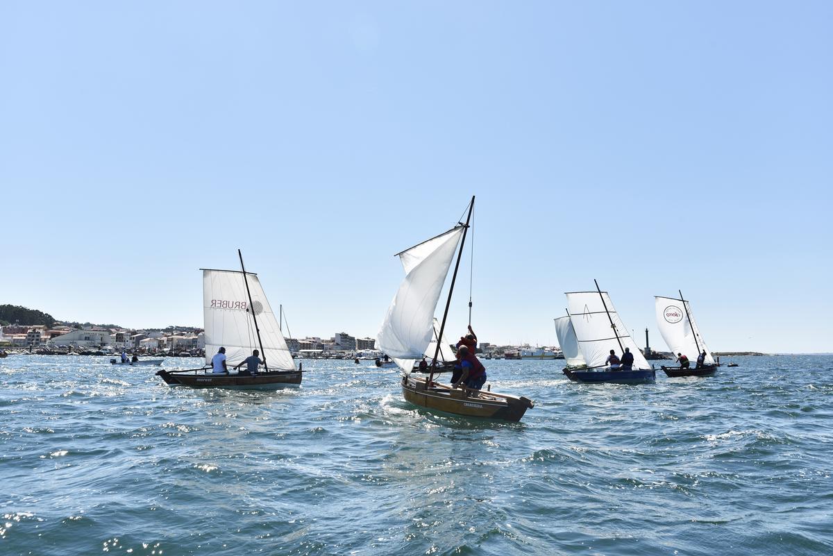 Embarcaciones participantes en la “Regata dos Faros”; una de las pruebas puntuables para la Copa Mörling que se disputó en aguas de O Grove. |   //  PACO LUNA