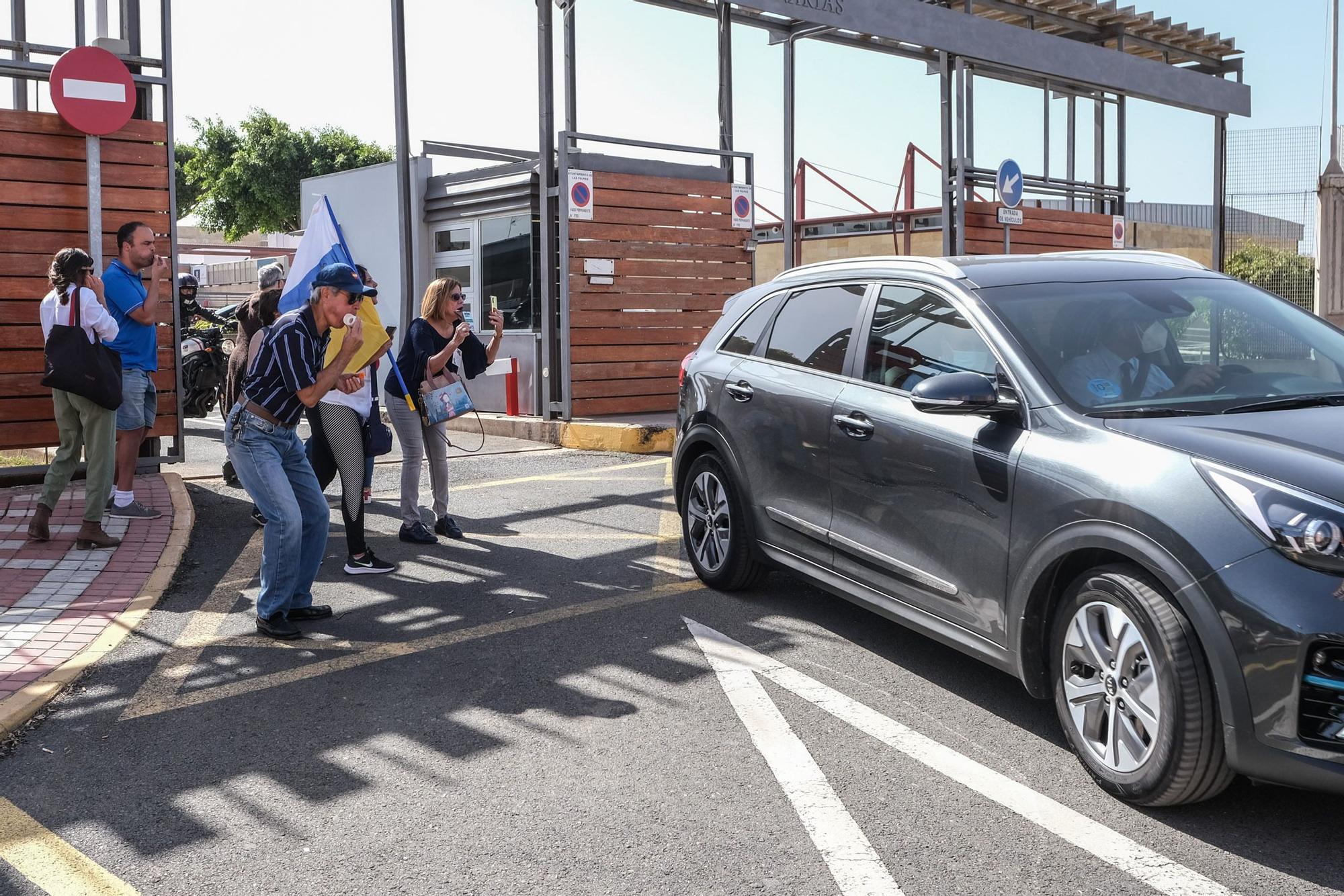 Ángel Víctor Torres y Blas Trujillo visitan el punto de vacunación de Infecar