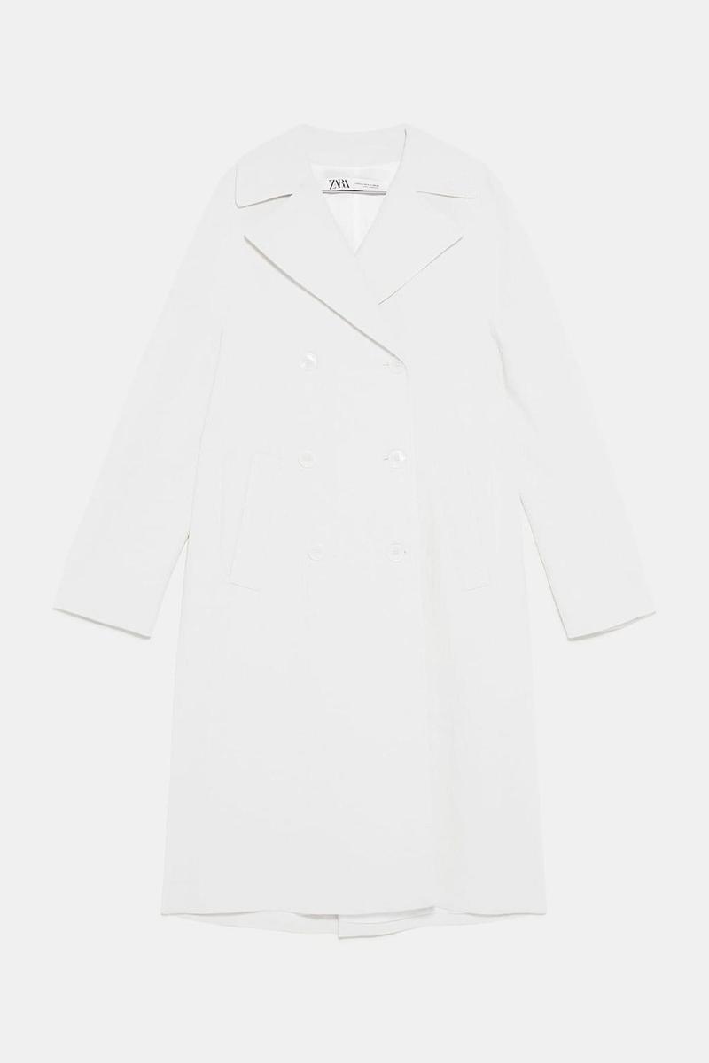 Abrigo largo cruzado blanco de Zara. (Precio: 79, 95 euros)