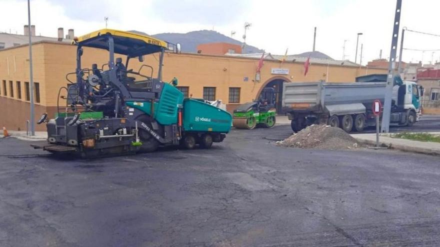 Brigadas actúan en el asfaltado de una calle del municipio cartagenero.