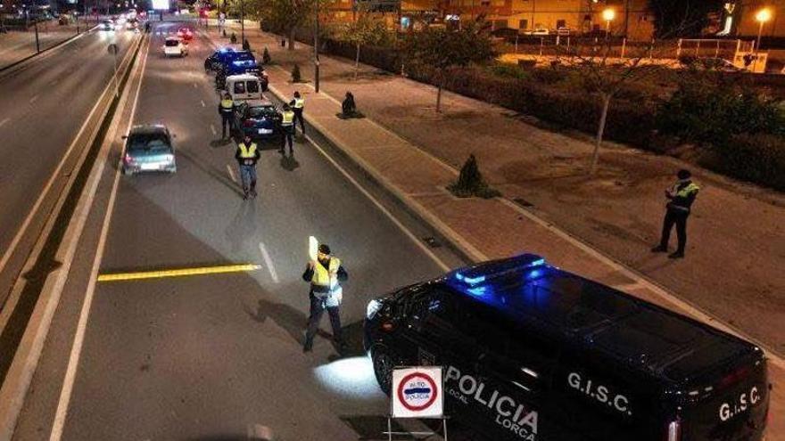 Se estrellan con el coche que acaban de robar armados con un hacha y terminan detenidos en Lorca