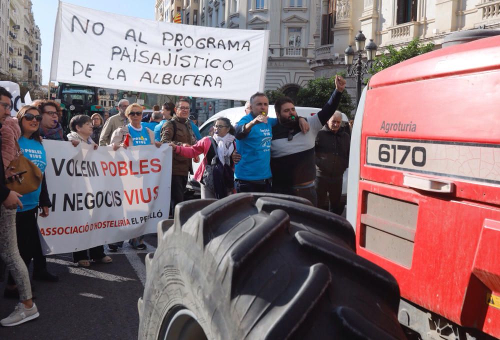 La protesta con tractores por las medidas de pacificación de la CV-500 llega a la ciudad