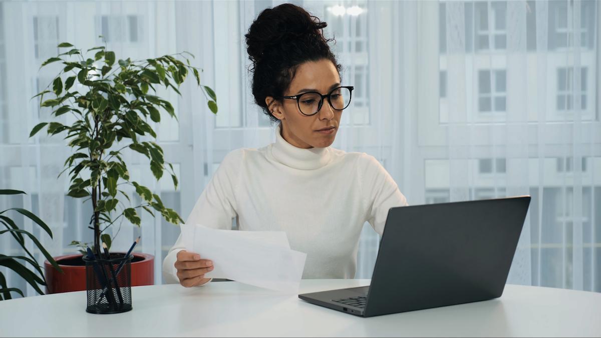 Mujer votando por correo electrónico