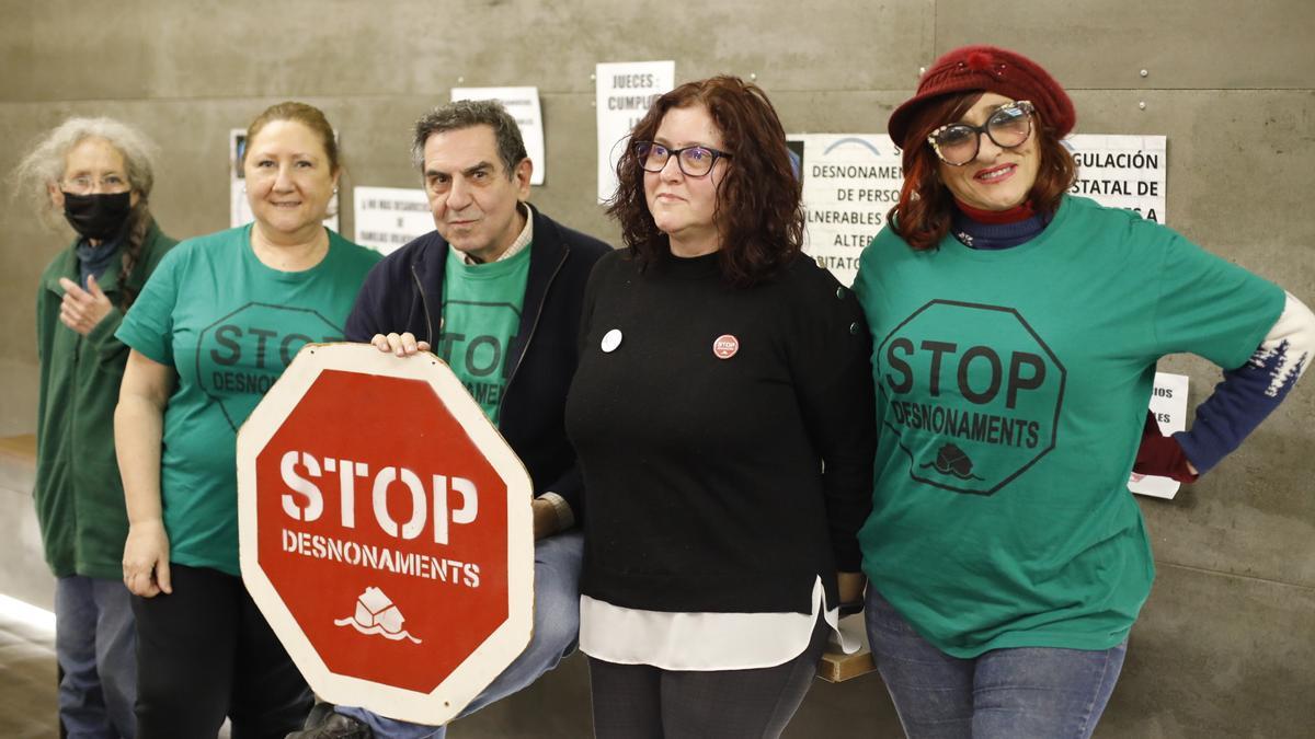 Dolores Messeguer (derecha) junto a varios activistas de la Plataforma de Afectados por la Hipoteca (PAH)