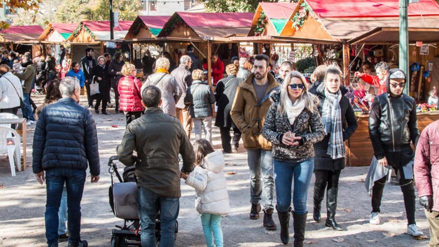 Numerosas personas se han acercado a la Glorieta para conocer la oferta del Mercat del Nadal.