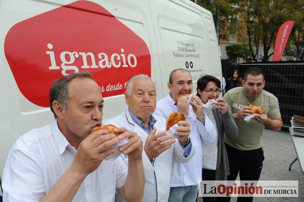 Reparto de pasteles de carne en el Cuartel de Arti