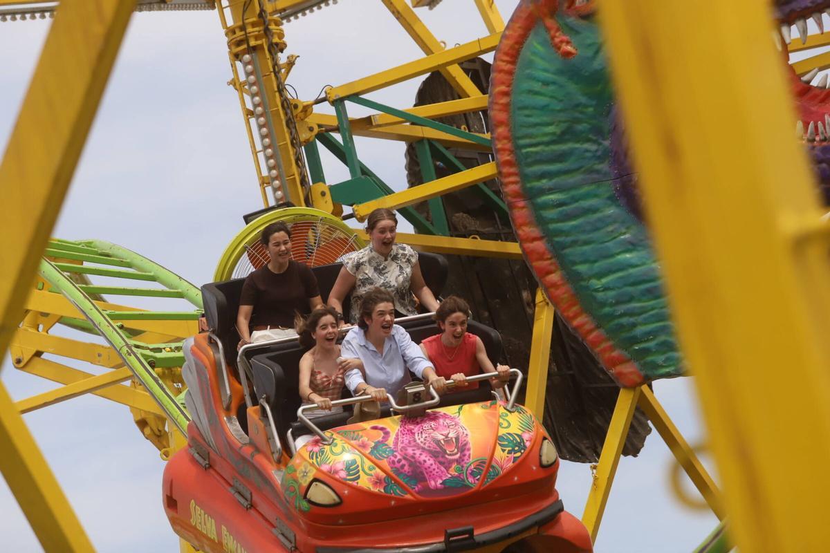 El ambiente familiar gana protagonismo en el recinto ferial pese al calor de la jornada