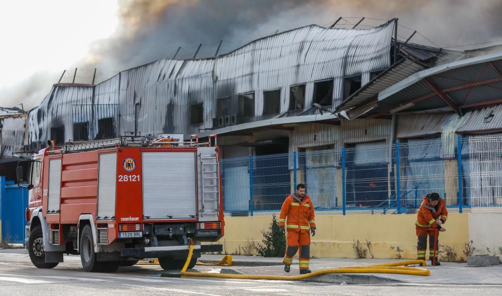 Un incendio arrasa una empresa de regalos en Manises