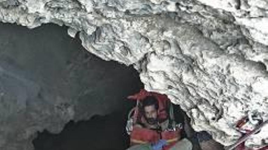 Rescatan a un espeleólogo de Tavernes herido en una cueva del Real