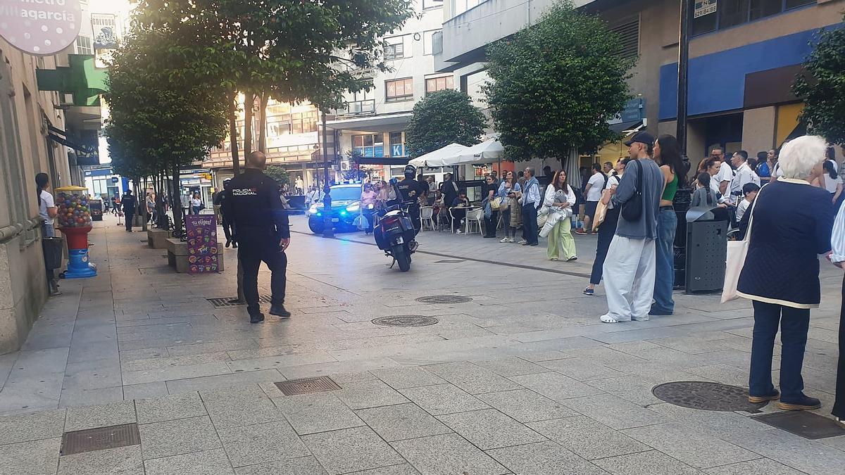 Operativo policial y gran expectación vecinal en el lugar de los hechos, en Vilagarcía.