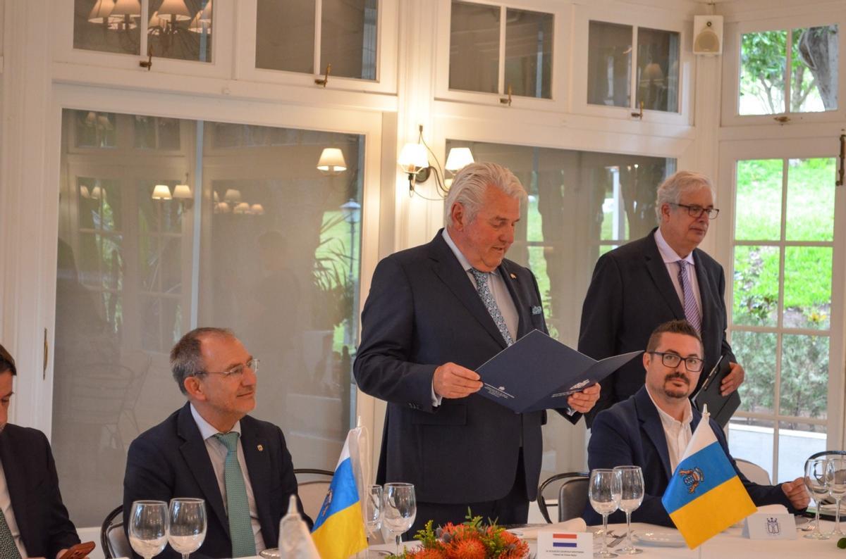 Stanley Weytjens, decano y cónsul honorario de los Países Bajos, da comienzo a la jornada junto a Juan Carlos Díaz Lorenzo, primer vicedecano y cónsul honorario de Finlandia.