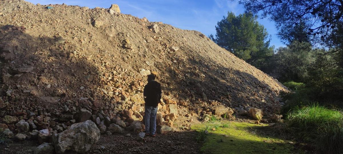 Deutlich mehr als zwei Meter hoch: Die Berge des Aushubmaterials des Hotel Formentor.