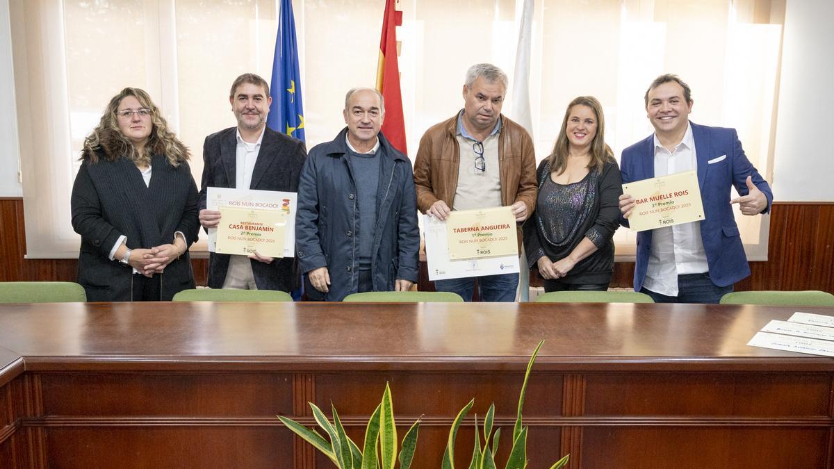 Entrega de los Premios Rois nun Bocado con el alcalde, tercero por la izquierda, galardonados y otras autoridades