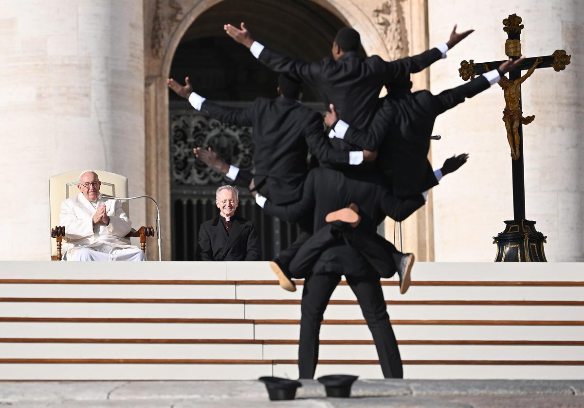 Un circo de Kenia actúa para el papa Francisco