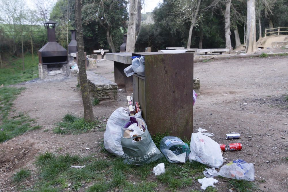 Deixalles escampades per la zona de la font del Ferro, a Sant Daniel