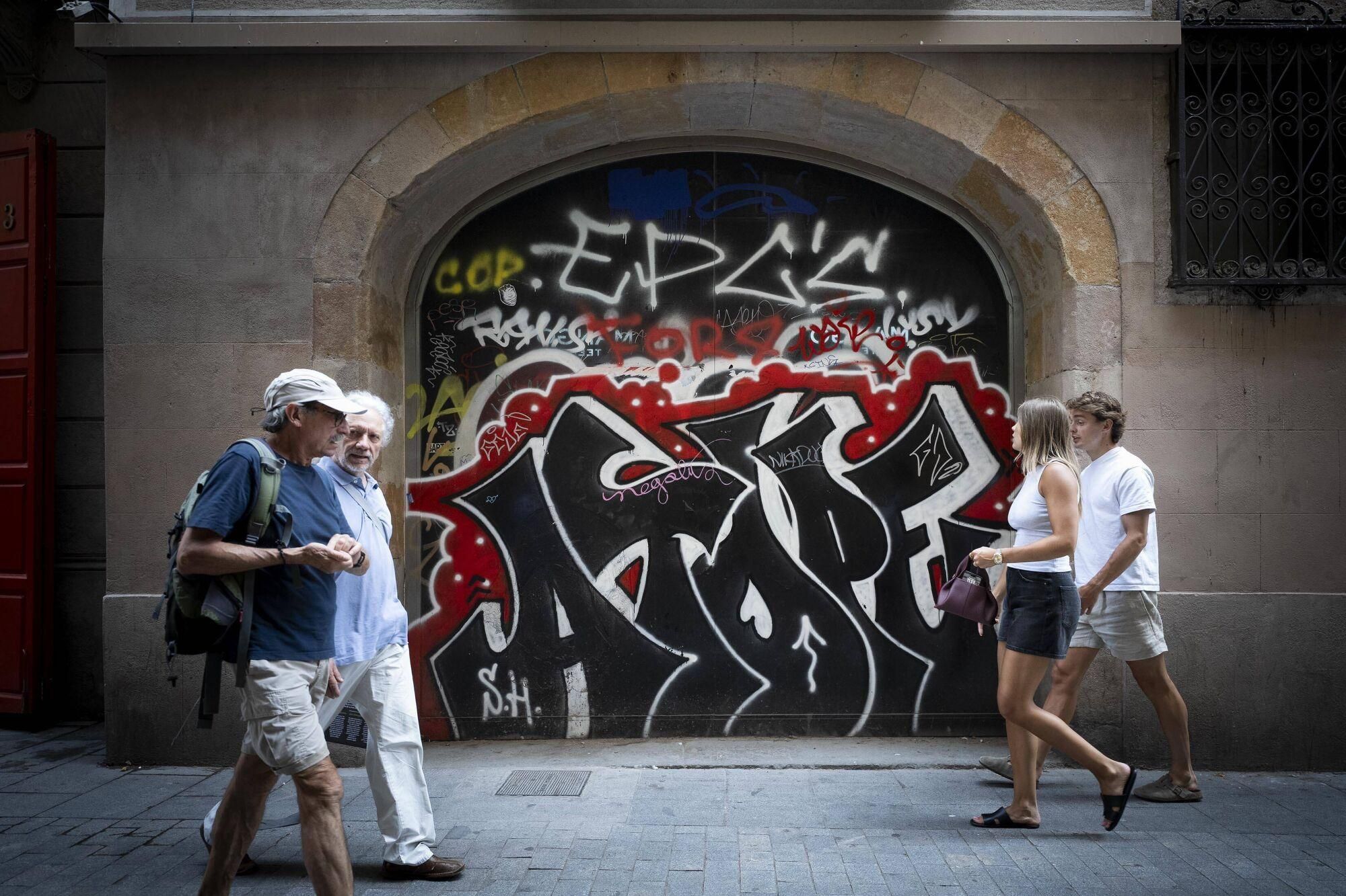 Grafitis en las calles de Barcelona.
