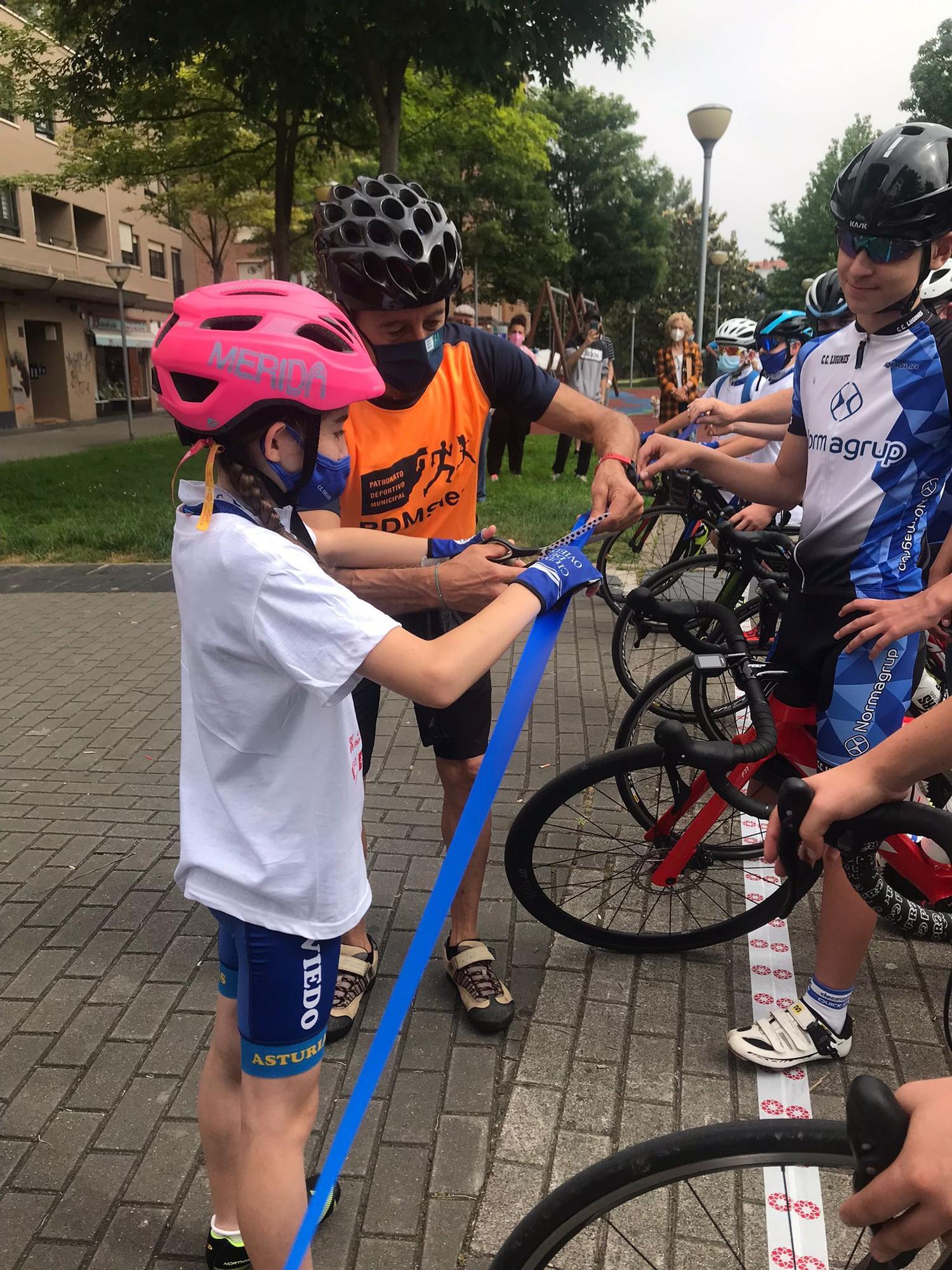 El edil de Deportes, Jesús Abad, con dos de los jóvenes participantes, a la salida de la marcha, en Lugones