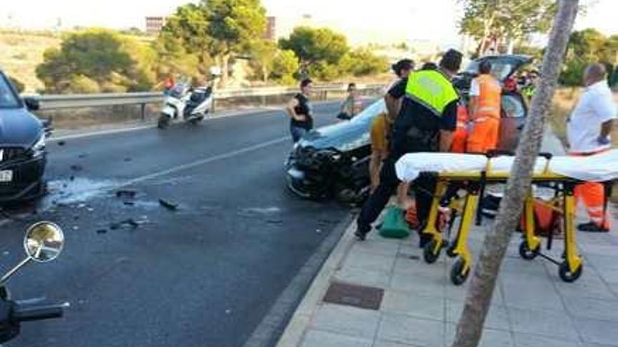 Las asistencias atienden a los heridos en un accidente que provocó el corte la carretera durante una hora.