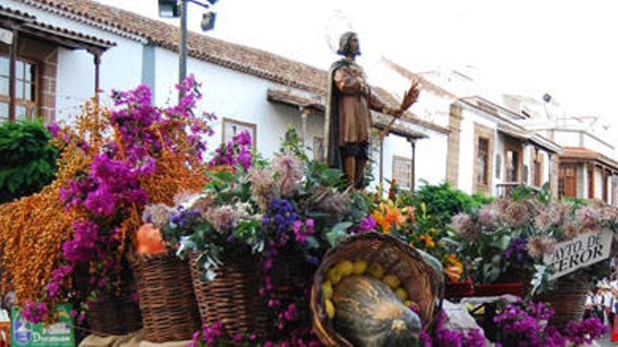 Una carroza llevando a San Isidro en las fiestas del año pasado.