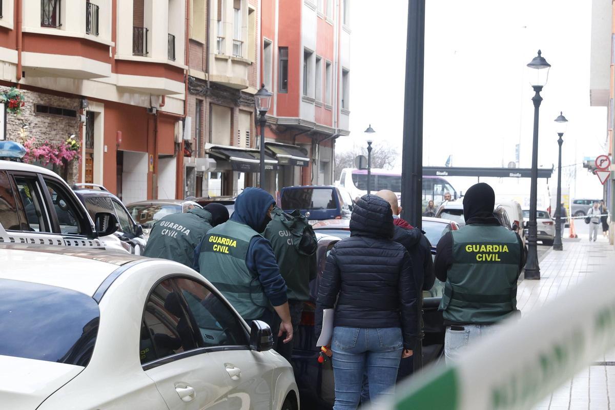 El operativo en Gijón para detener a los autores del asesinato a tiros de Emiliano "el panameño", en imágenes El operativo en Gijón para detener a los autores del asesinato a tiros de Emiliano "el panameño", en imágenes