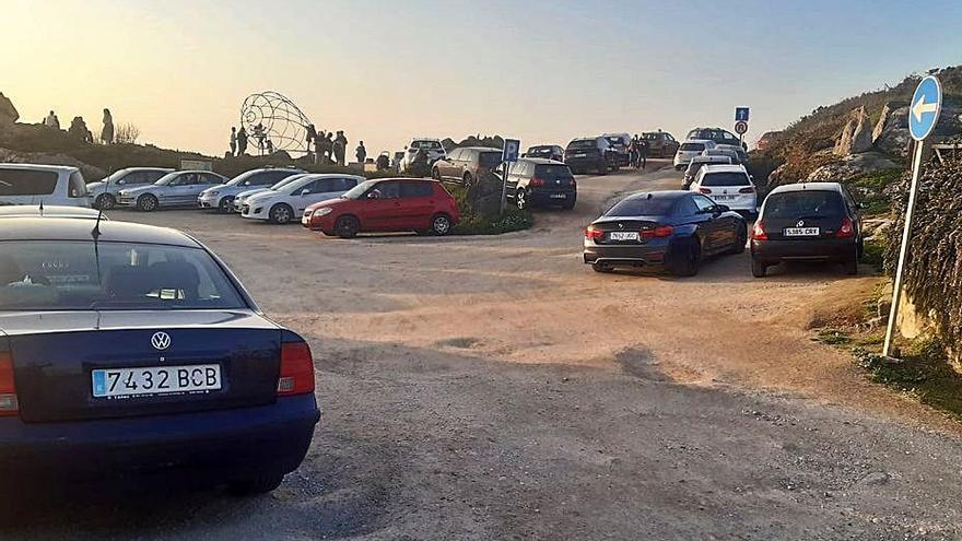 Aglomeraciones de personas y coches, ayer en Donón. |   // G.NÚÑEZ